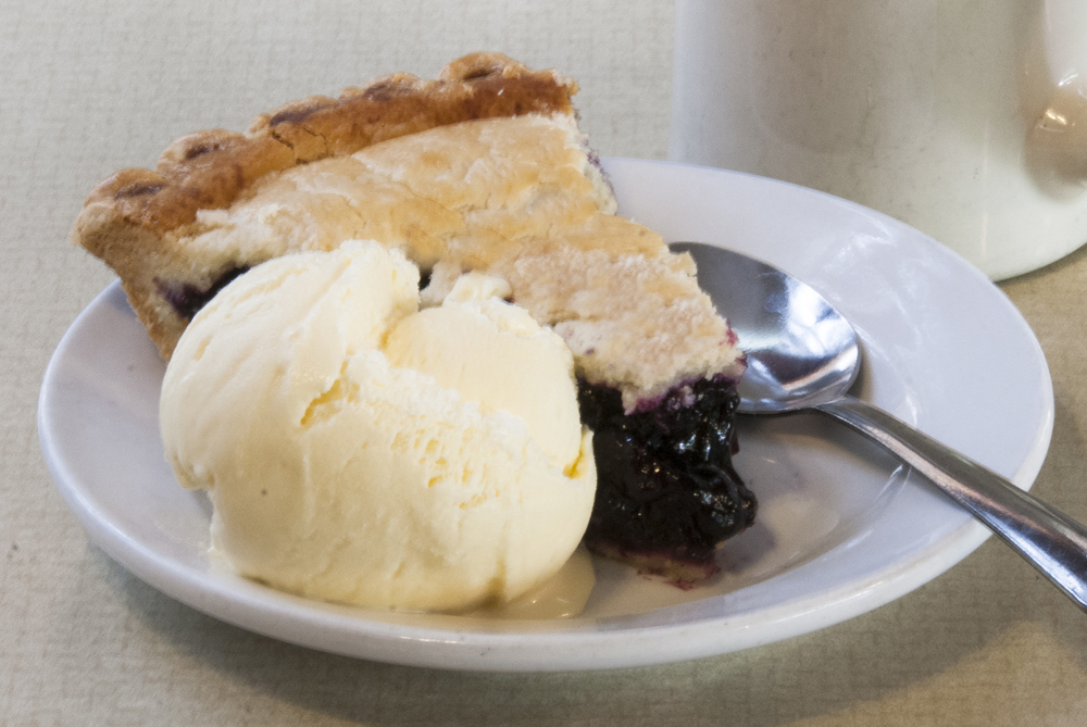 Blueberry pie with ice cream